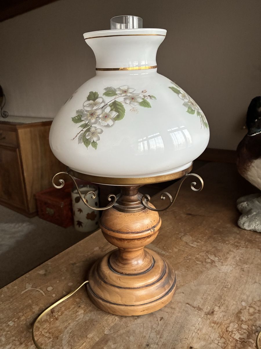 Lampade: Rustikale Lampe mit Holzfuss und Blütenschirm, Top! – Usato da Uster venduto da sil_x2l8