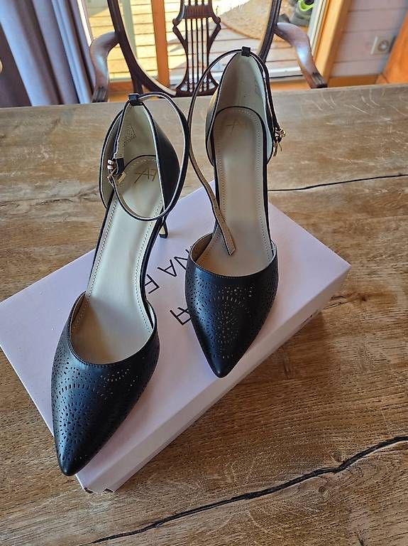Damenschuhe: Escarpins noirs à brides 40  – Neu und originalverpackt aus Lausanne von Virg.Pe