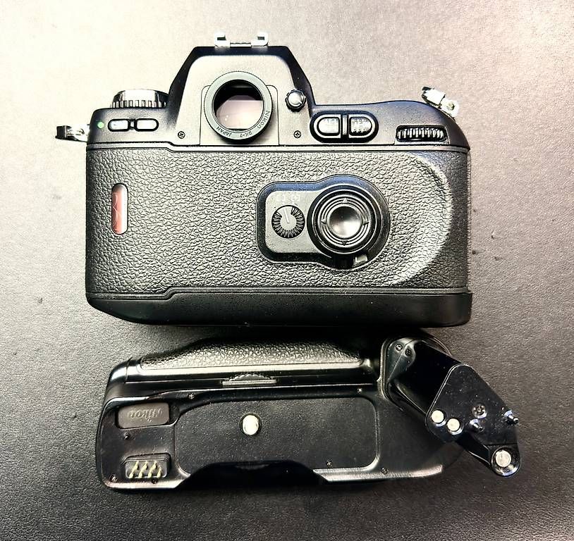 Nikon Fotocamera: Nikon F100 + poignée MB-15 – Usato da Bulle venduto da SpeedprintArt 2