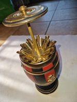 Antiker Zigaretten-Drehautomat in fassform,1960.Mit Spieluhr