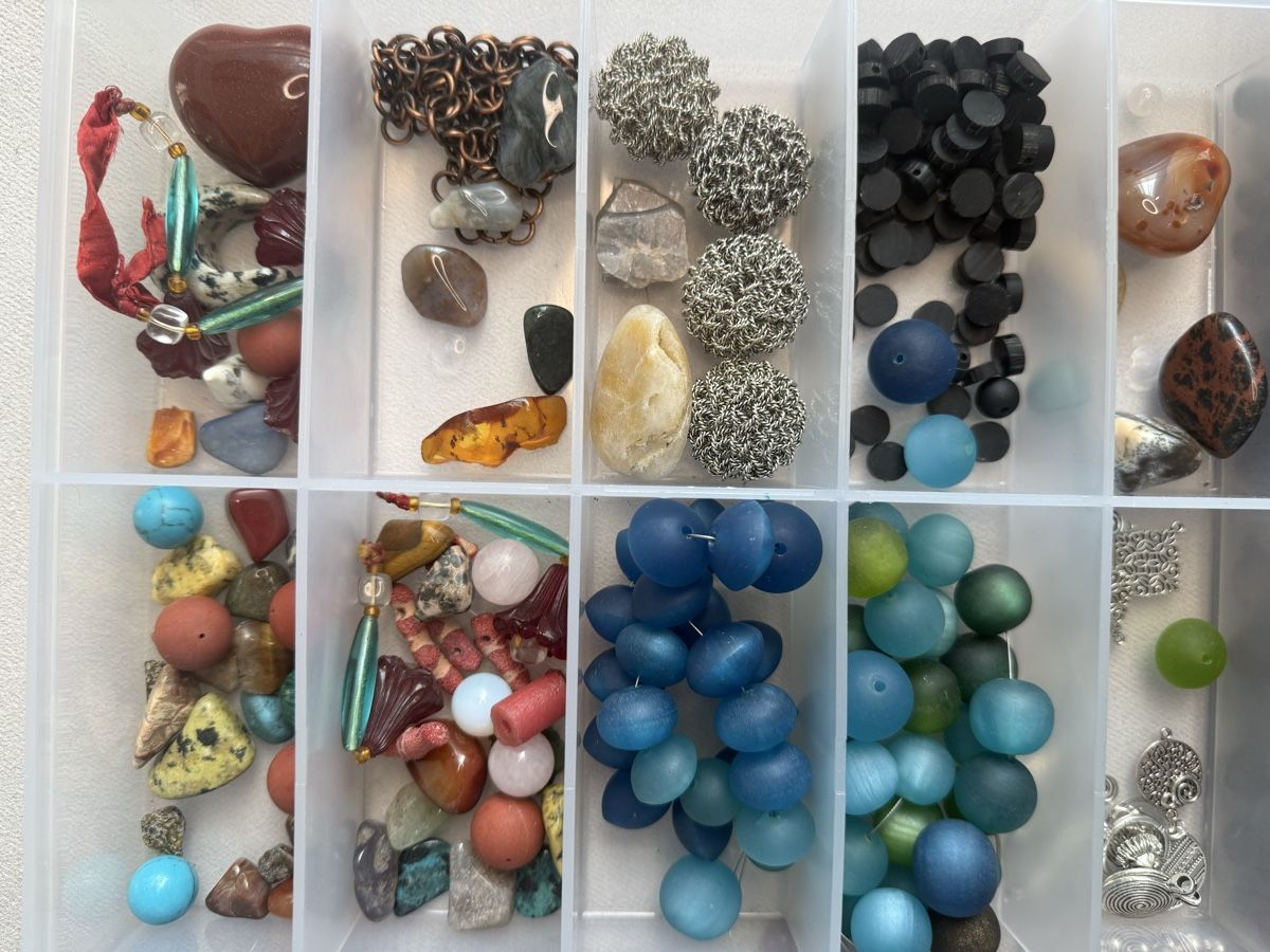 Altri gioielli: Box- Lot Perlen und Schmuckteile sortiert, DIY – Usato da Lamone venduto da LaCantinaMagica 3