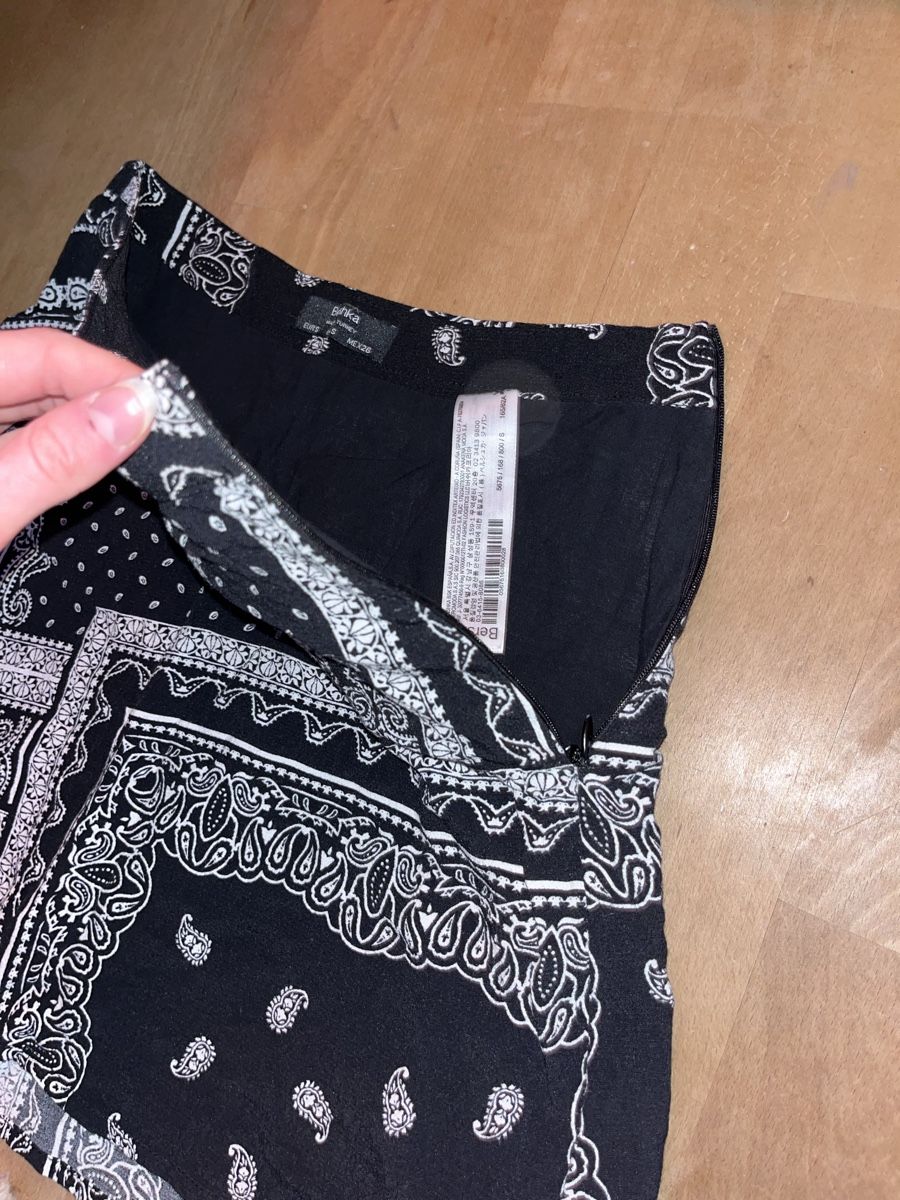 Bershka Gonne: schwarzer Minirock, Gr.S, schwarz-weiss gemustert – Usato da Stäfa venduto da jo1735 5