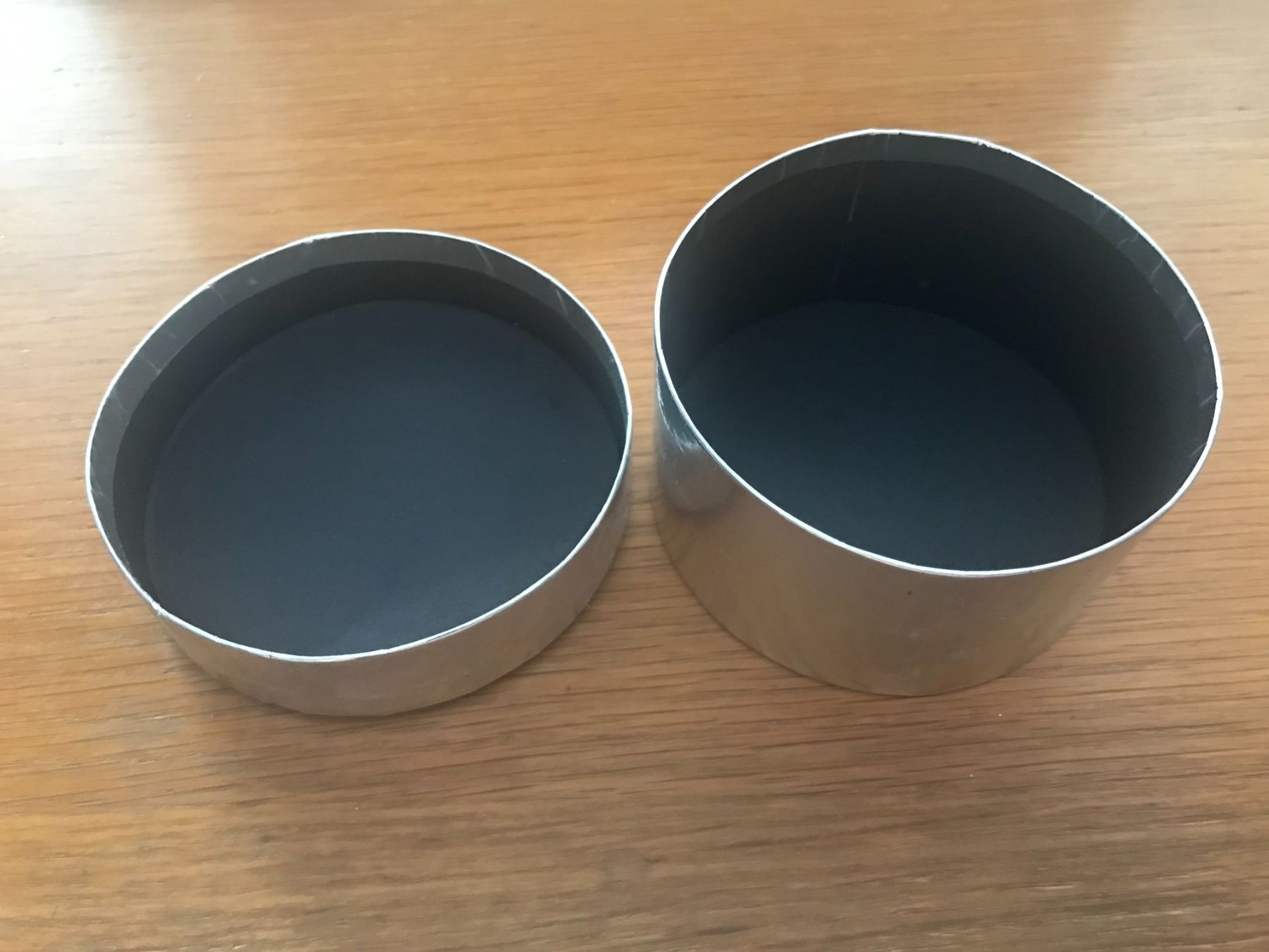 Altro in Decorazioni & Accessori: runde Kartonbox silbrig – Usato da Luzern venduto da mey_s13 2