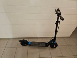 Micro Merlin X4 E-Scooter mit Handbremse, zusammenklappbar