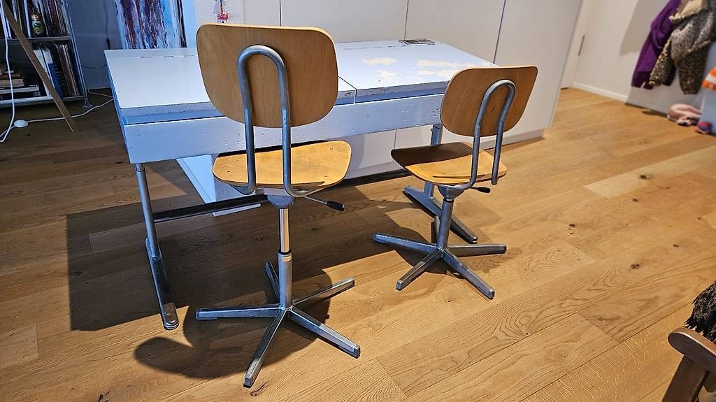 Scrivanie: Alter Schultisch mit 2 Kindersthüle – Usato da Ostermundigen venduto da pao_yrh2 1