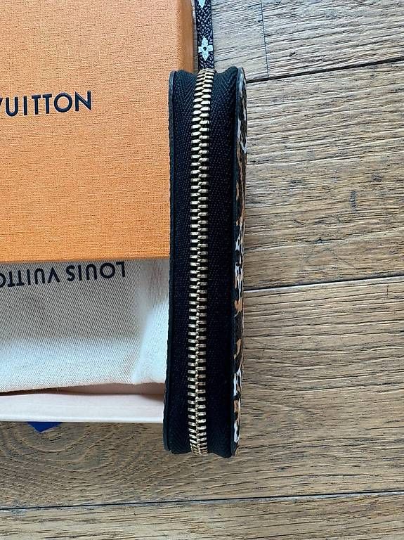 Louis Vuitton Portafogli: Original LOUIS VUITTON Monogram jungle Zippy Wallet – Nuovo (secondo la descrizione) da Fehraltorf venduto da Swisscollector 5