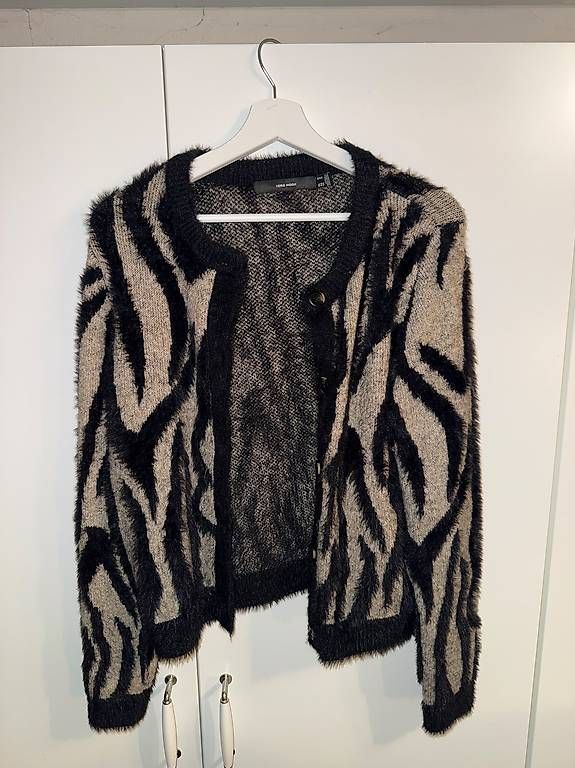 Vestes: GEMUSTERTE STRICKJACKE – D'occasion à Niederhelfenschwil par Mileko 2