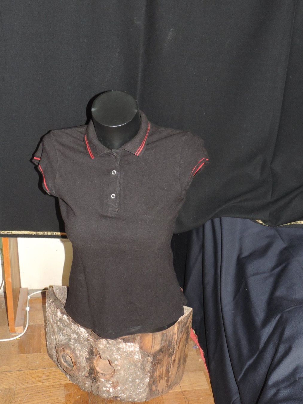 Magliette Polo: t shirt polo noir rayure rouge – Usato da Genève venduto da Axelle333 1