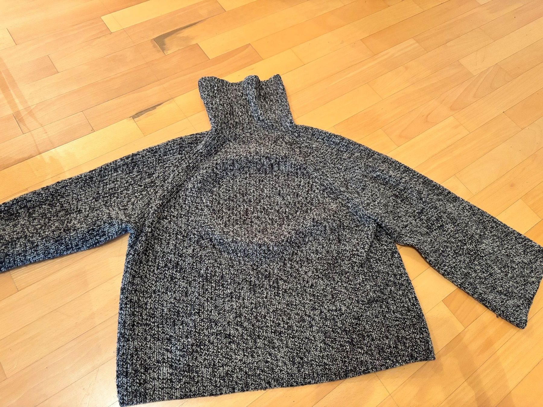 H&M Maglioni & Felpe: Kurzer moderner Wollpullover Oversize zweifarbig – Usato da St. Gallen venduto da always-a-good-buy