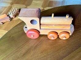 Alte Holzeisenbahn, schönes Sammlerspielzeug