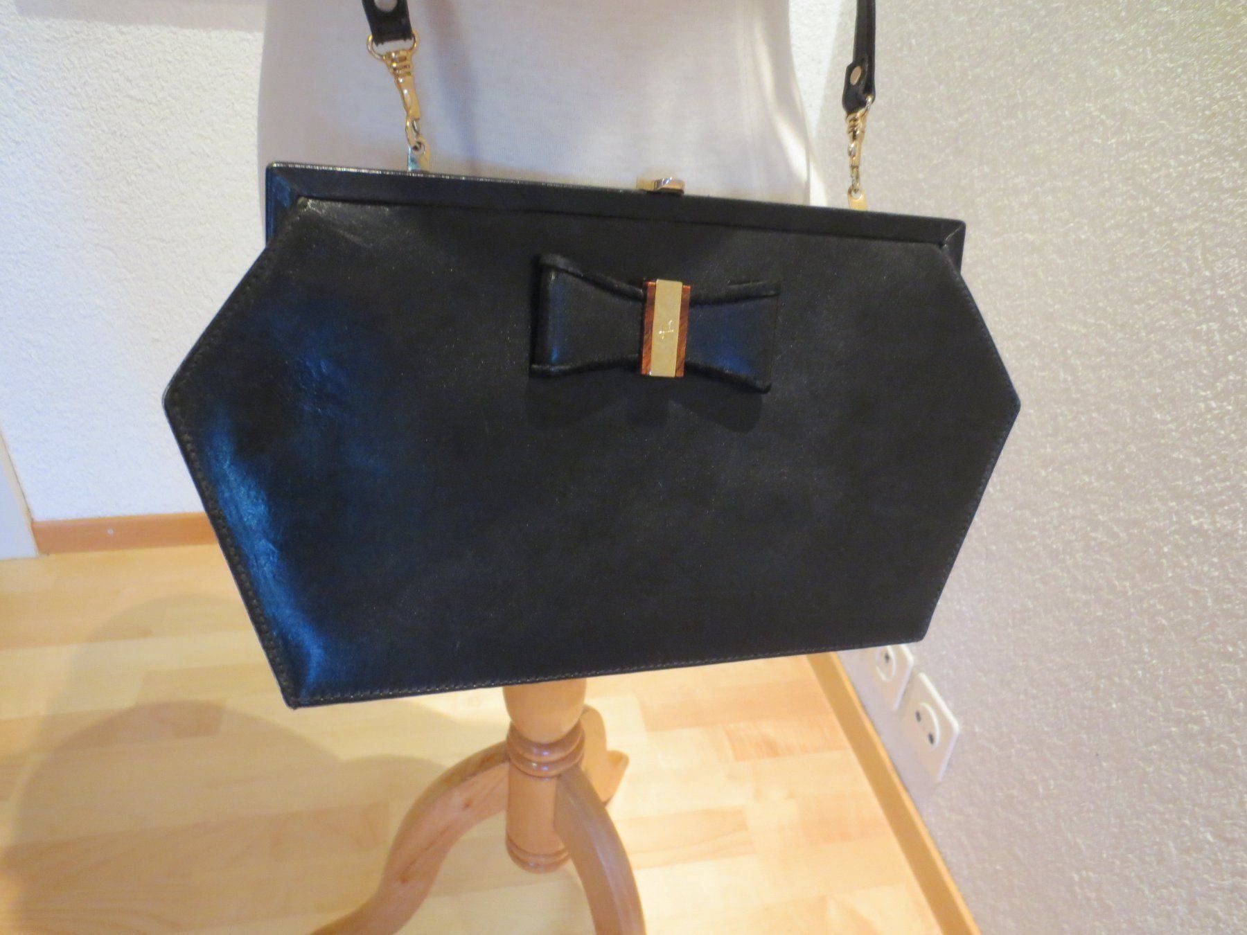 Taschen für Damen: Wunderschöne Lederhandtasche  -  Clutch – Gebraucht aus Männedorf von Livingston