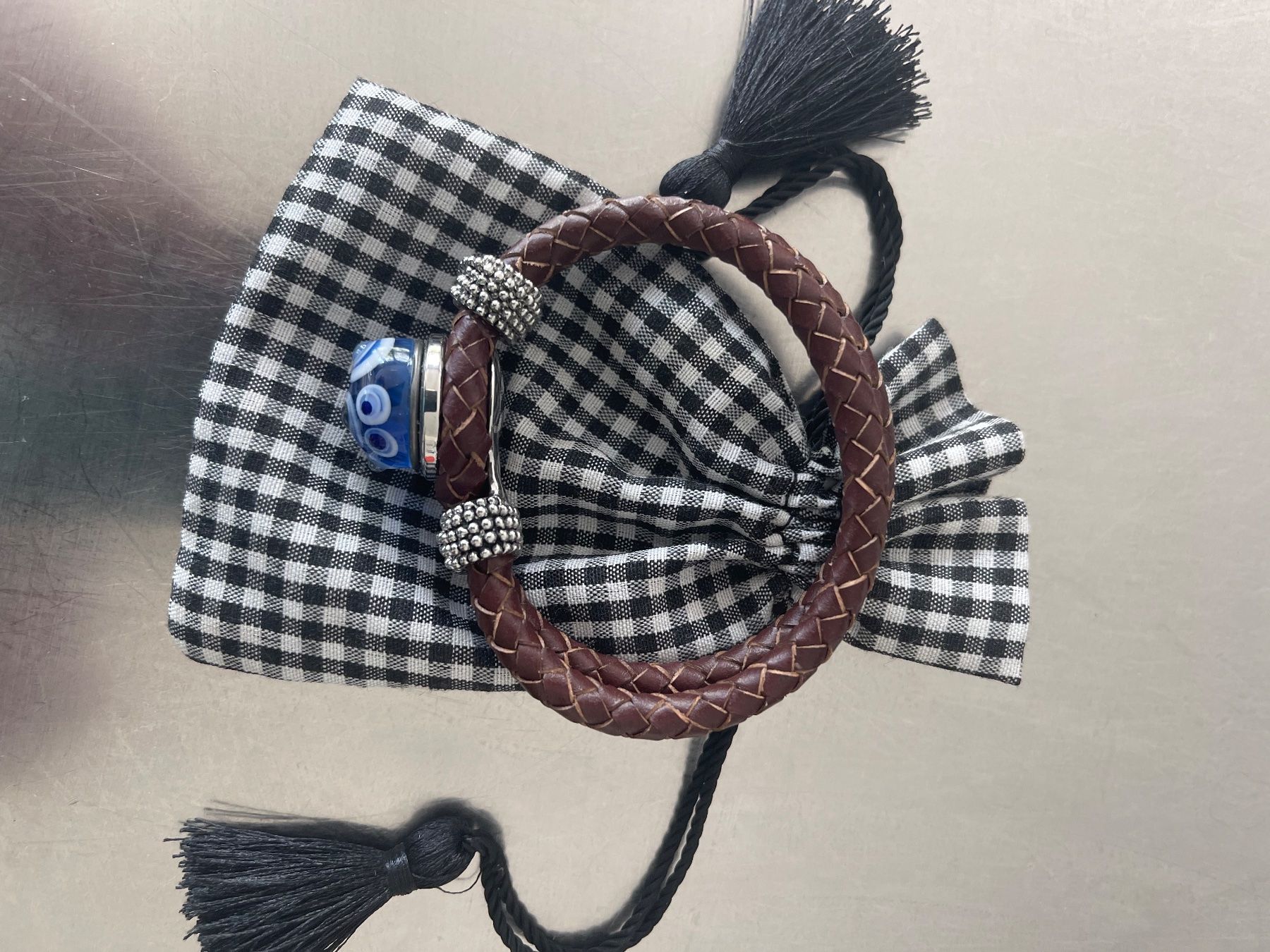 Bracciali & Braccialetti: wunderschönes Armband aus Leder und mit einer Glasperle – Usato da Trin venduto da Plusminus2 4