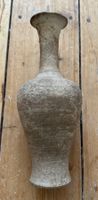 Schlanke Tonvase