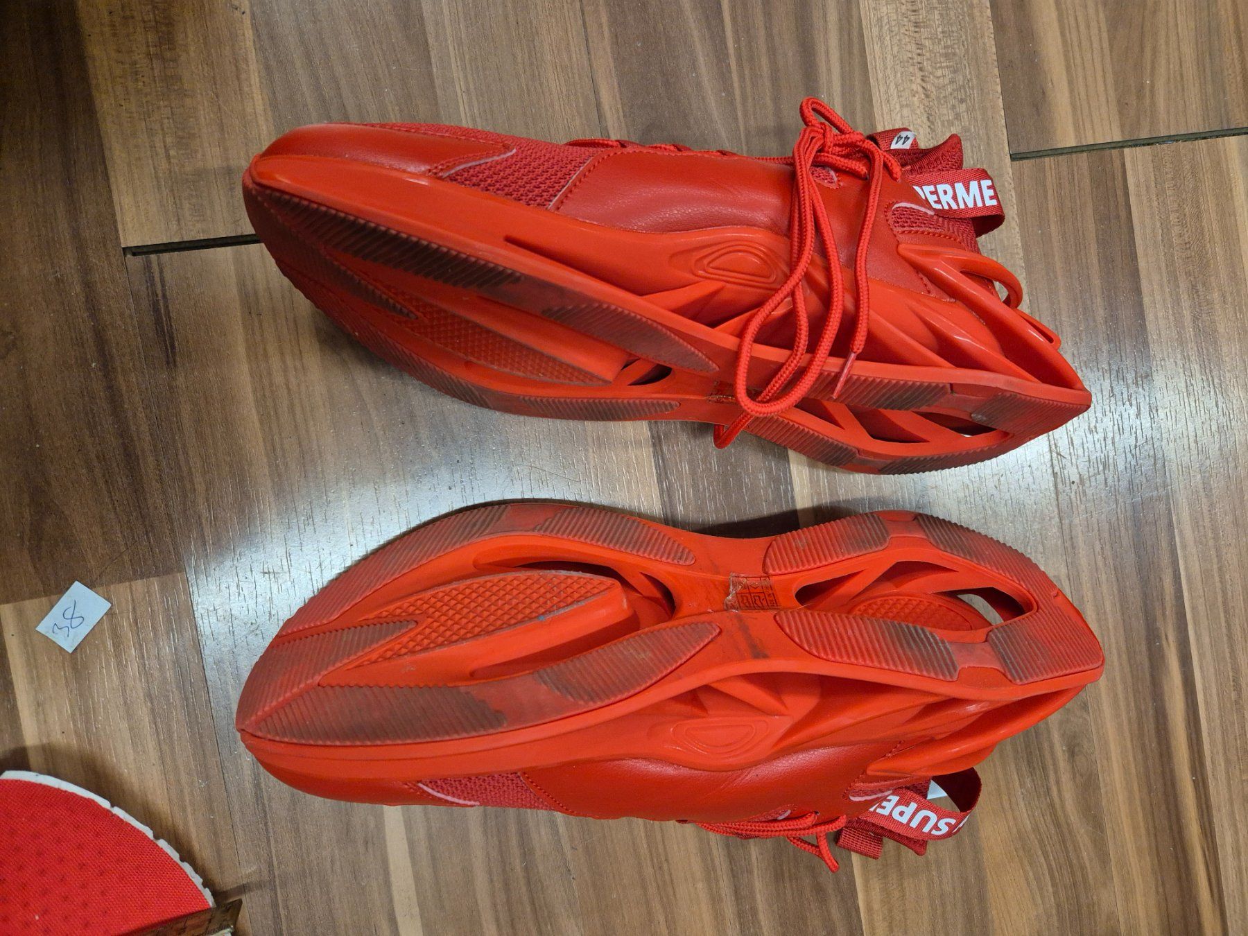 Scarpe da uomo: Rote Sportschuhe, Grösse 44, k21 – Usato da Schwarzenburg venduto da Flamingo07 3