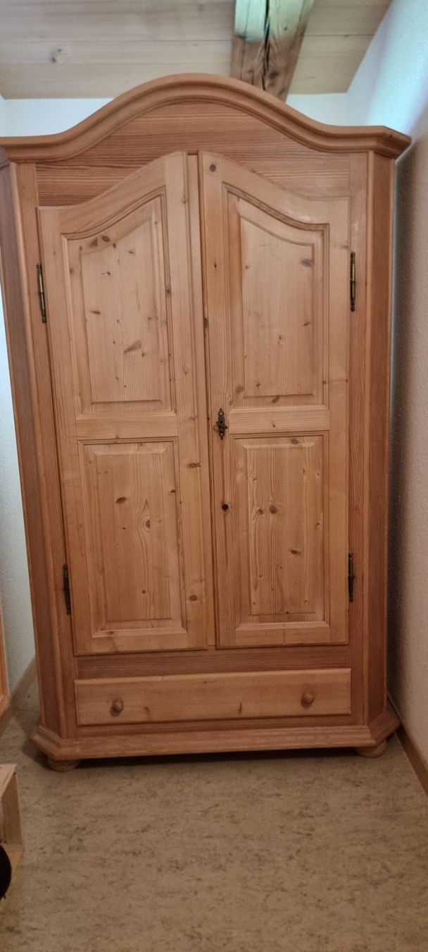 Armadi: Kleiderschrank massiv – Usato da Oberbalm venduto da WAST02