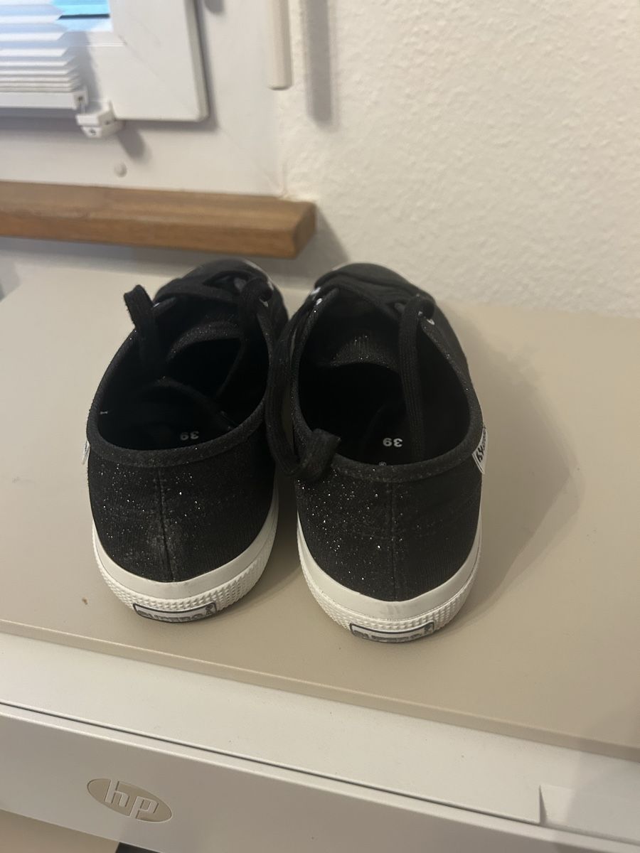 Chaussures femmes: Schöne schwarze Glitzer Schuhe gr 39 – D'occasion à Allschwil par selake990673 2