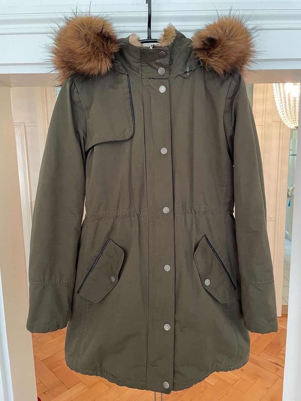 Jacken: Olivgrüner Winterparka mit Kapuze – Gebraucht aus Zürich von pgr_9pzn