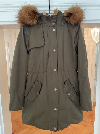 Olivgrüner Winterparka mit Kapuze