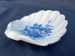 Vide-poche en forme de coquillage au motif fleuri, Malabar.