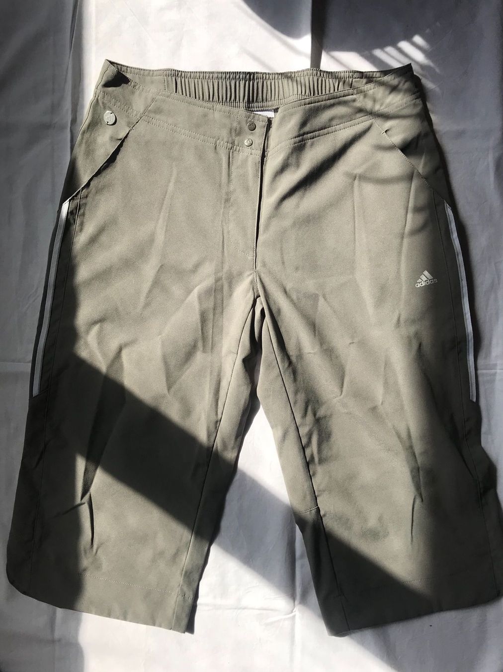 Pantalons: Pantacourt Adidas – Neuf (Voir description) à Genève par skicar