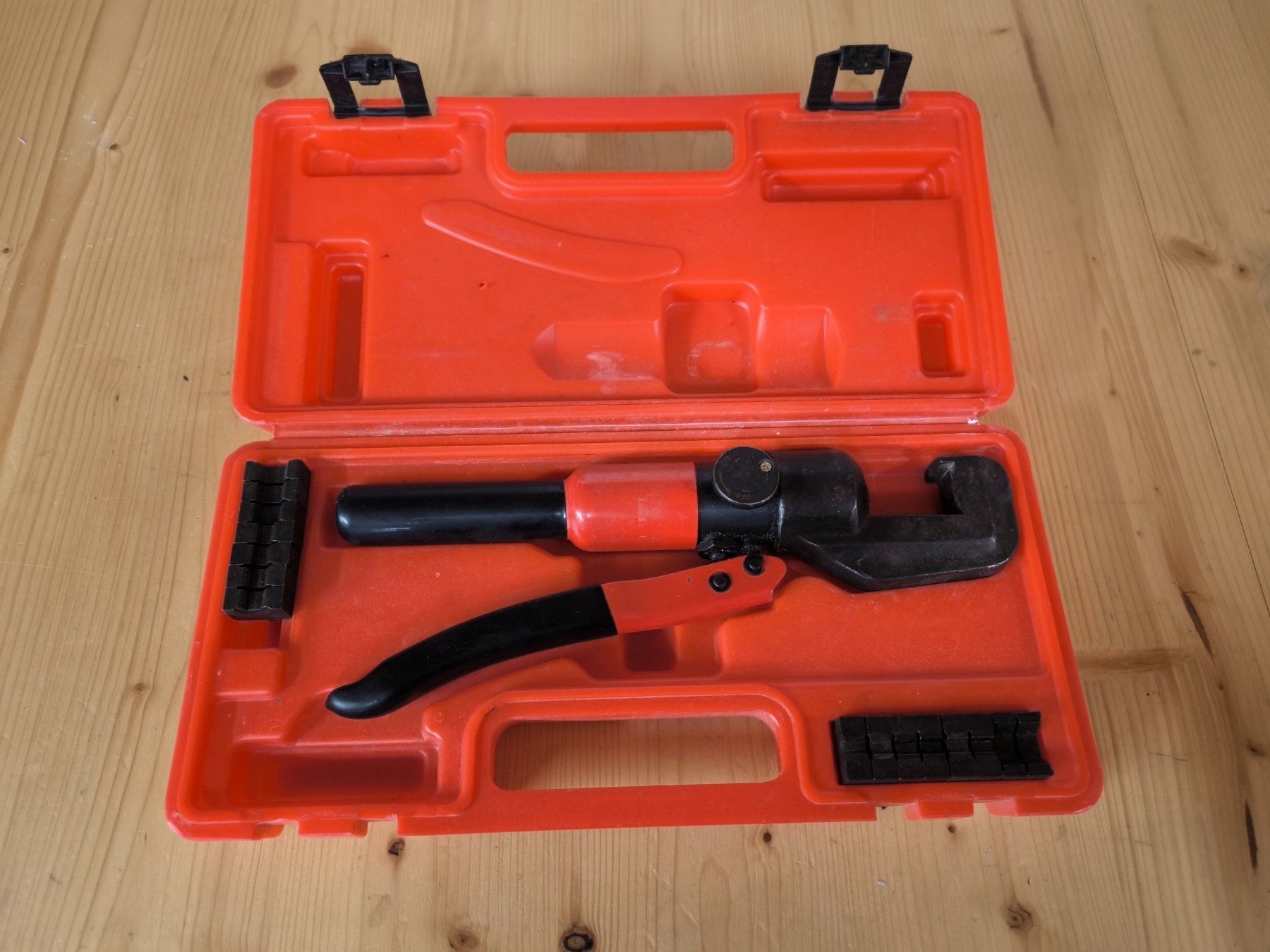 Pinze: pince à sertir hydraulique – Usato da Bulle venduto da Colo 1