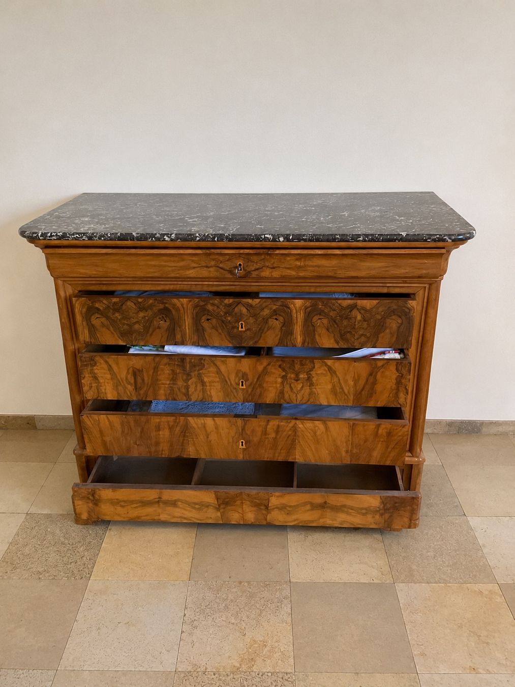 Commodes: Wunderschöne Kommode Nussbaum Marmorplatte – D'occasion à Reinach BL par Psilveli 1
