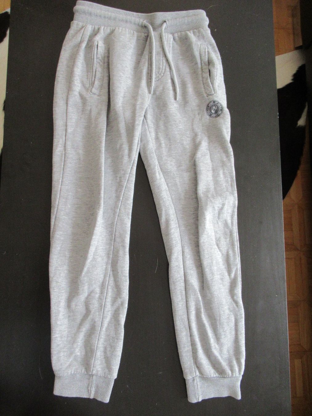 Vertbaudet Pantalons: Vertbaudet Jungen Sweathose BASIC grau meliert Gr. 134 / 9J. – D'occasion à Binz par Hailqueen