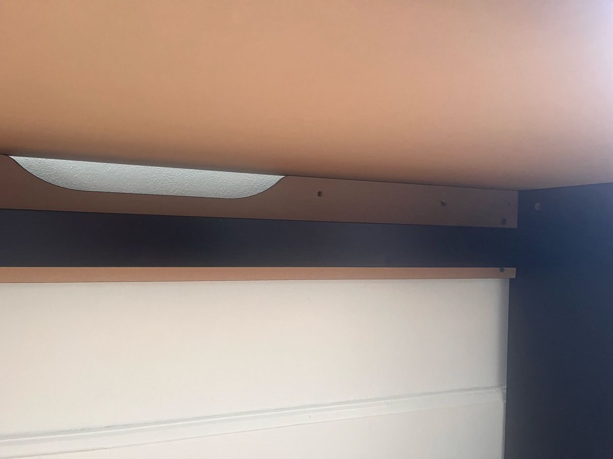 Scrivanie: Ikea Schreibtisch mit Kabelschiene – Usato da Biel/Bienne venduto da AN3281 1