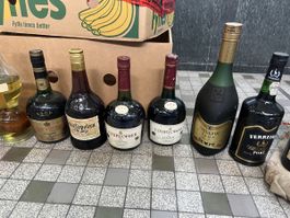 Lot 17 de bouteilles de vin et spiritueux rares cognac etc