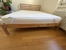 Bettgestell inklusive Matratze und Topper
