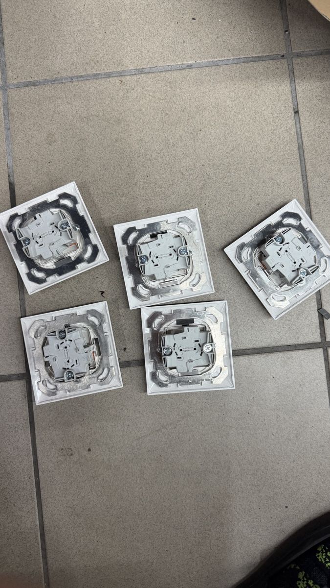 Interrupteurs: 5x UP Taster/Schalter – D'occasion à Schaffhausen par Alles_k 1