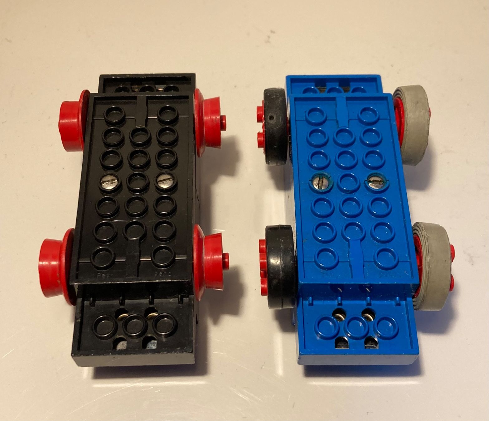 Lego Giocattoli: 2x LEGO Eisenbahn Antriebsblöcke 4V – Usato da Rombach venduto da polymerase01 2
