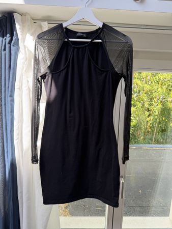 Enges bequemes Kleid, Mesh-Arme Grösse M