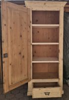 Antiker Kiefernholz Schrank mit Schublade und Tablaren