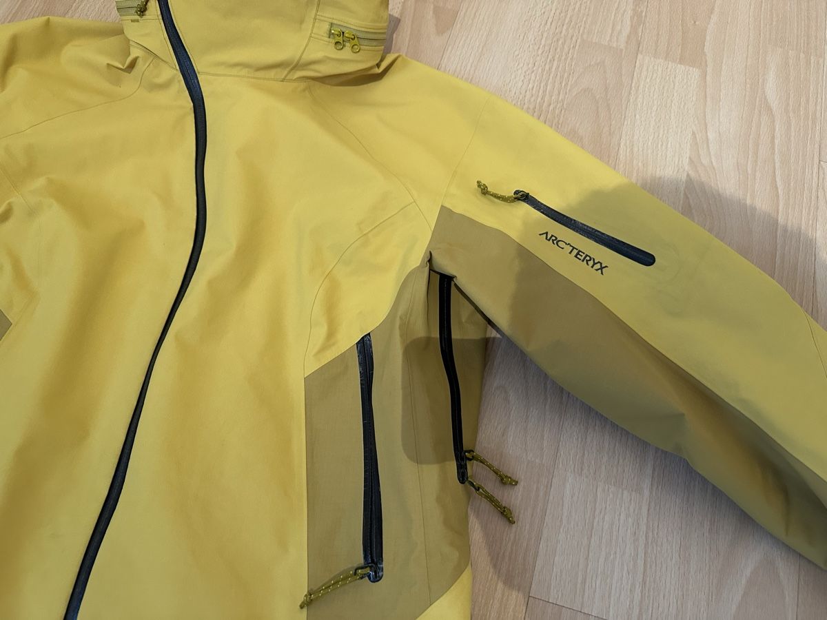 Arcteryx Giacche: Arcteryx Regenjacke gelb – Usato da Chur venduto da Sim7000 1