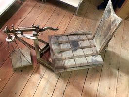Alte schöne Holzwaage für Bastler oder zur Dekoration