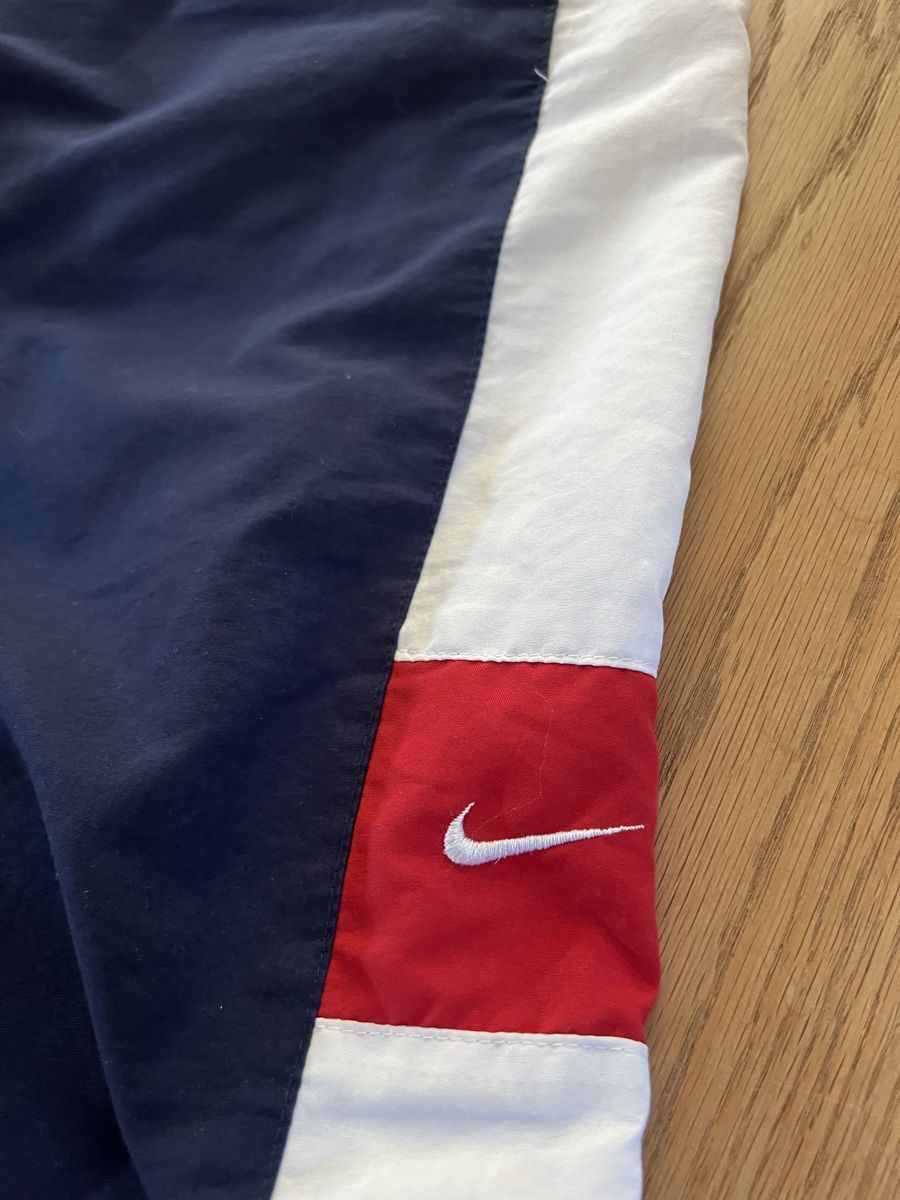 Nike Pantaloni: Nike Trainingshose / Jogginghose Vintage 90er – Usato da Basel venduto da Oloir 1