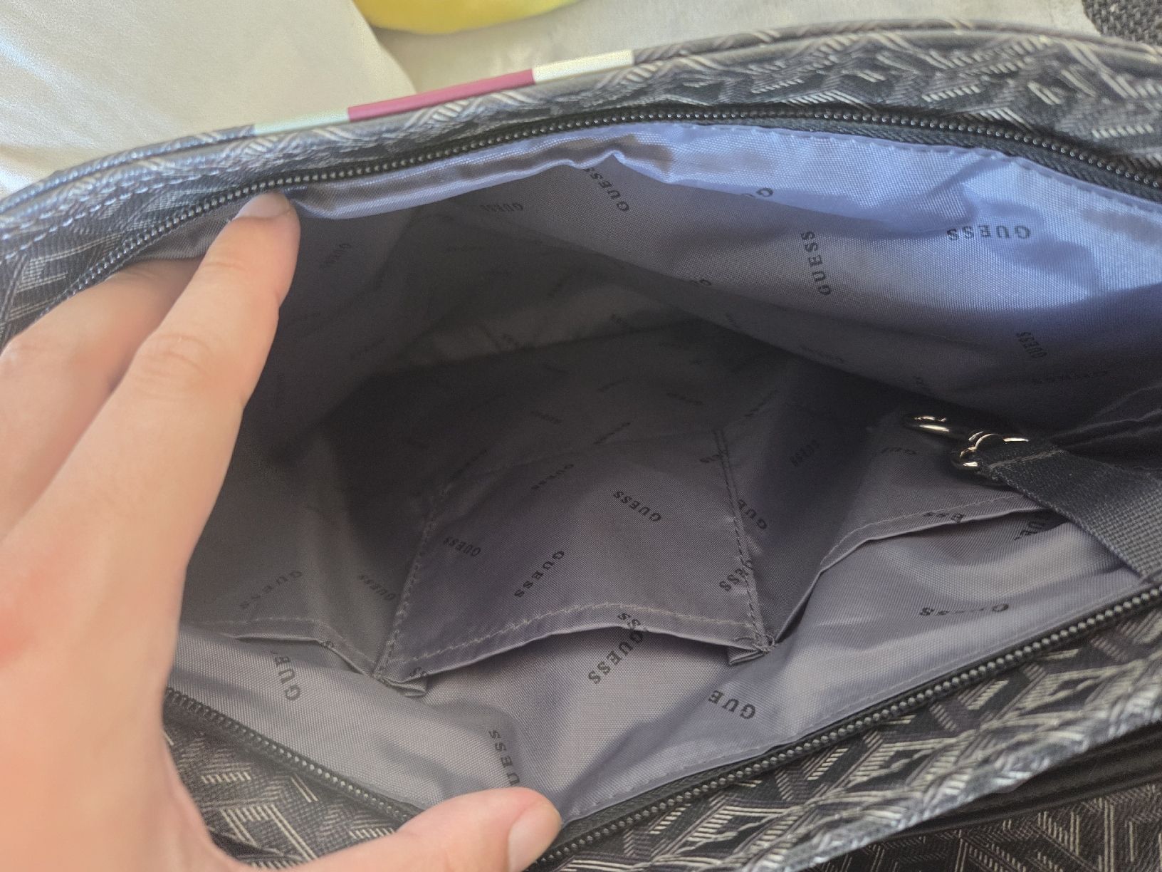 Guess Sacs femmes: Sac Guess – Neuf (Voir description) à Vernayaz par Lecoffreromand 5