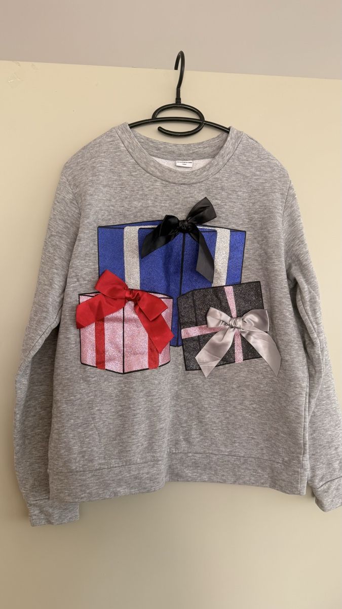 Maglioni & Felpe: Graues Sweatshirt mit Geschenkprint, Grösse L – Usato da Winterthur venduto da -BeHappy24- 1