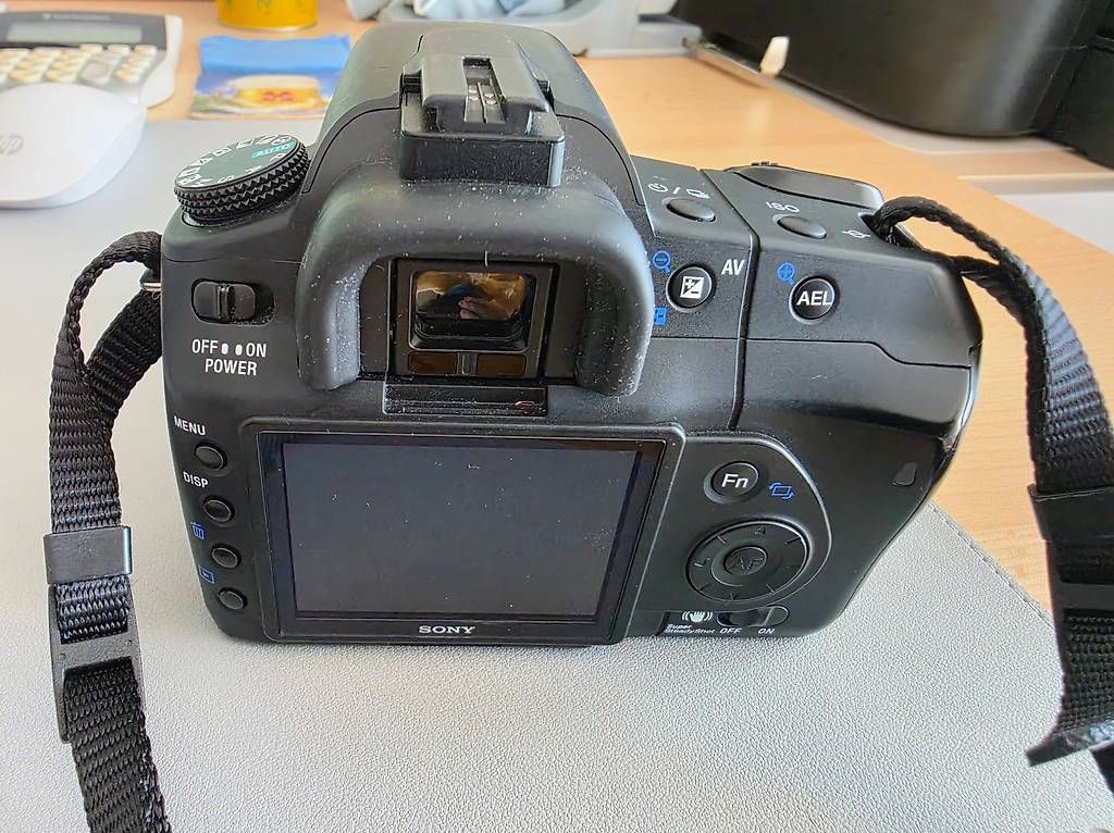 Sony Fotocamera: Sony A200 - Dig.Spiegelreflexkamera (2 Objektiven + Blitz) – Usato da Amriswil venduto da capri06 1