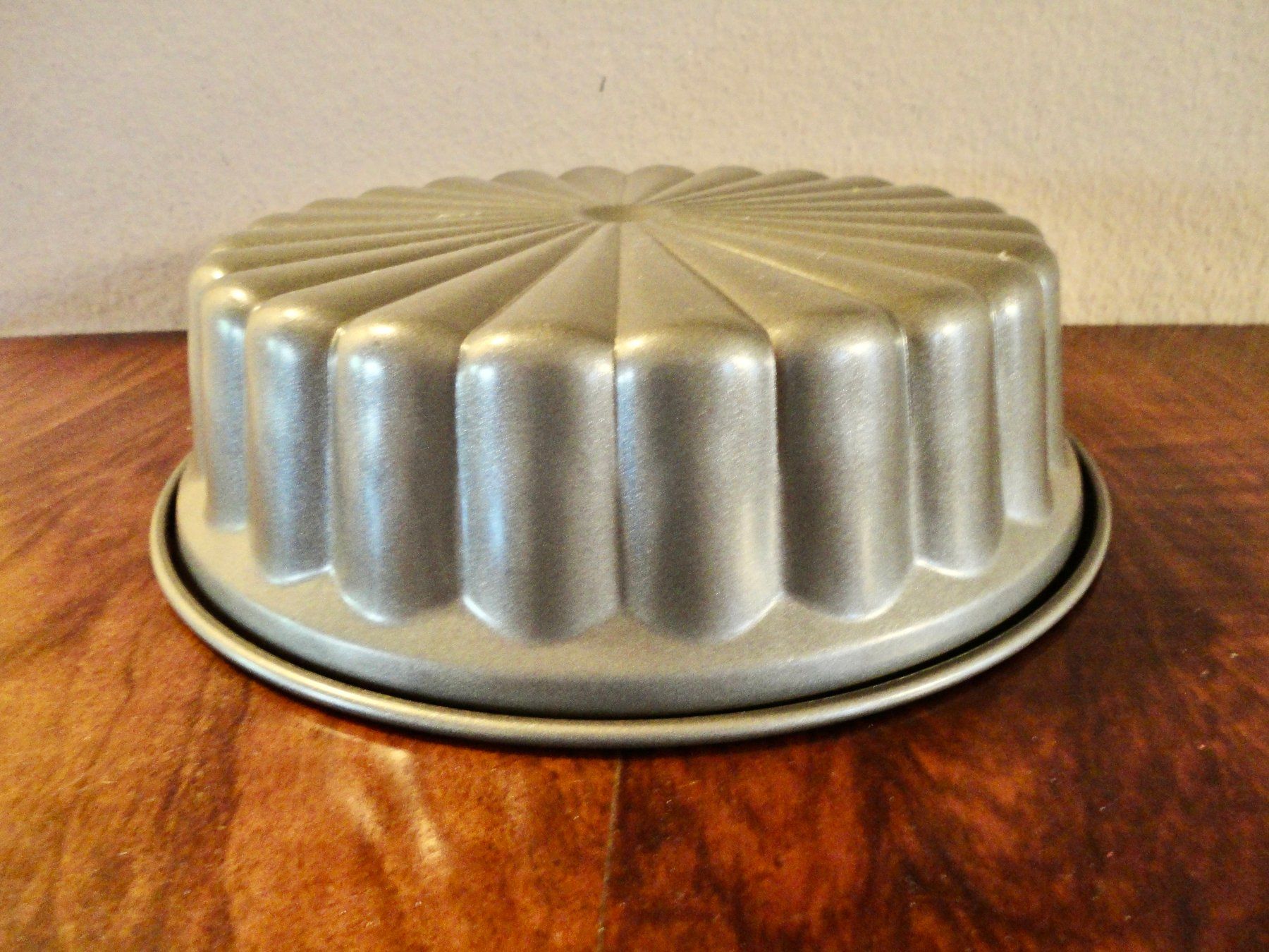 Teglie da forno: Gugelhupf-Kuchenform mit Sonnenschein-Muster. – Usato da Wädenswil venduto da FILI10 2