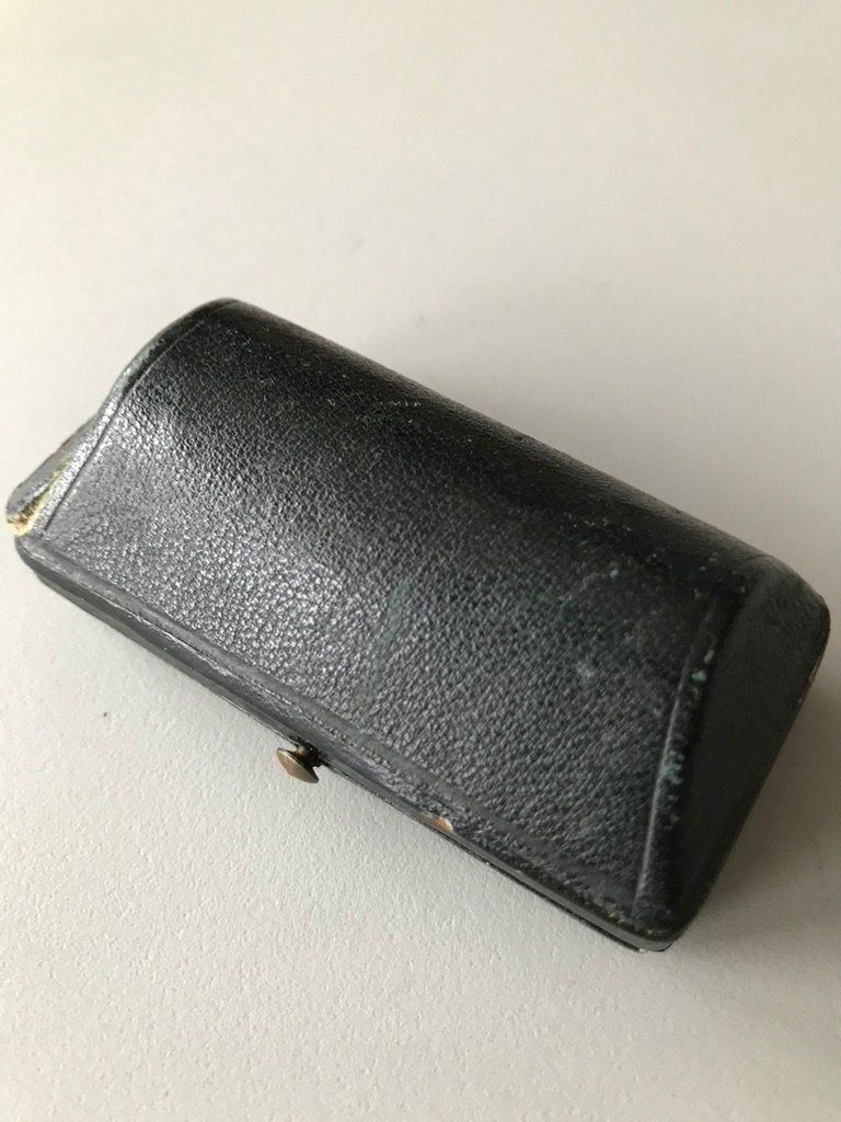 Altri gioielli: Kleine Schatulle mit goldenen Kragen- oder Hemdknöpfchen – Usato da Basel venduto da ann_qnn7 2