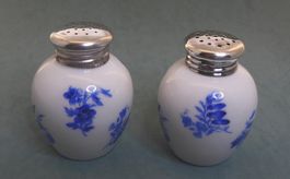 Paar Salz- und Pfeffer Streuer 925 Silber und Porzellan