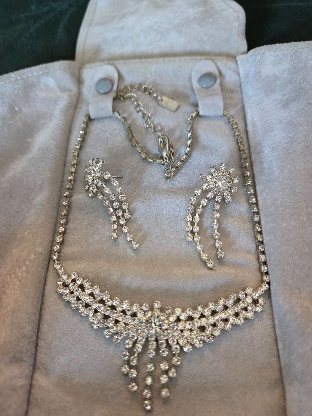 Altri gioielli: Schmuckset: Funkelnde Kette und Ohrringe mit Strass – Usato da Emmen venduto da GrabandGo