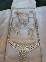 Schmuckset: Funkelnde Kette und Ohrringe mit Strass