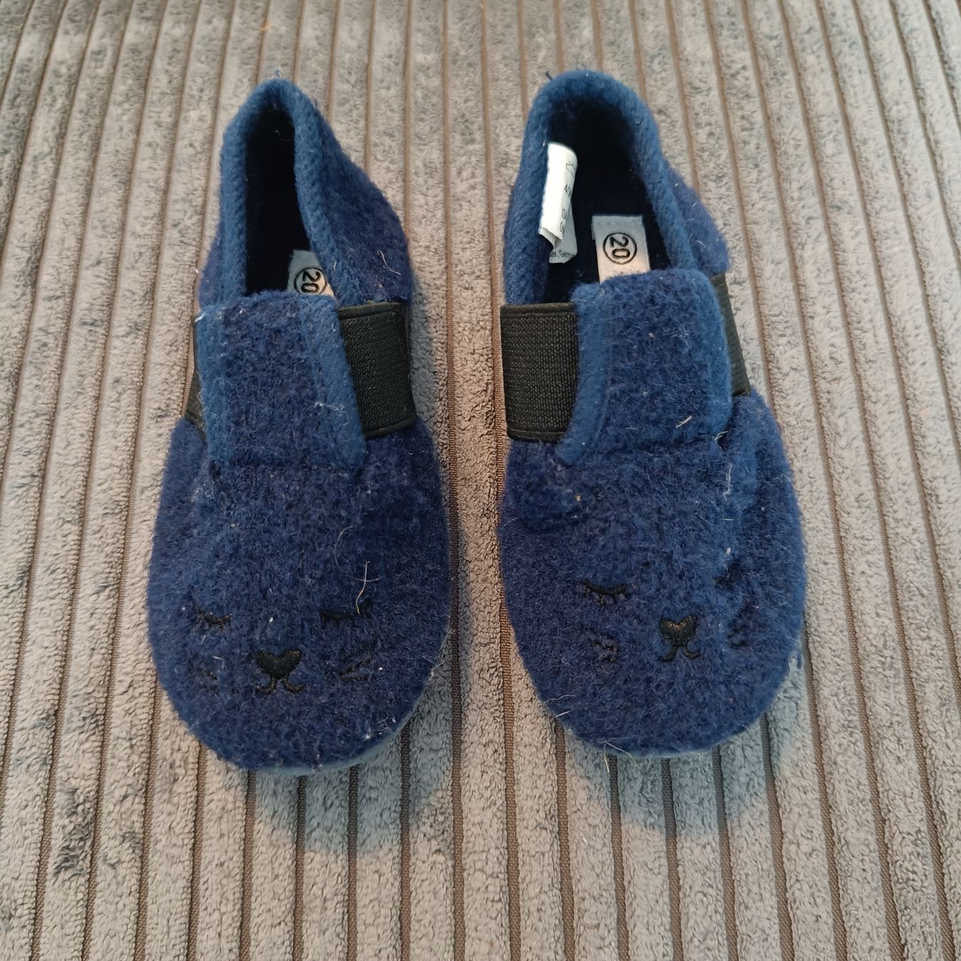 Chaussures garçon: Hausschuhe Grösse 20 – D'occasion à Jaberg par urig17.