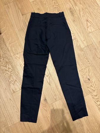 H&M navy blue trousers. Size US 2, EUR 34, MX 2. Great!
