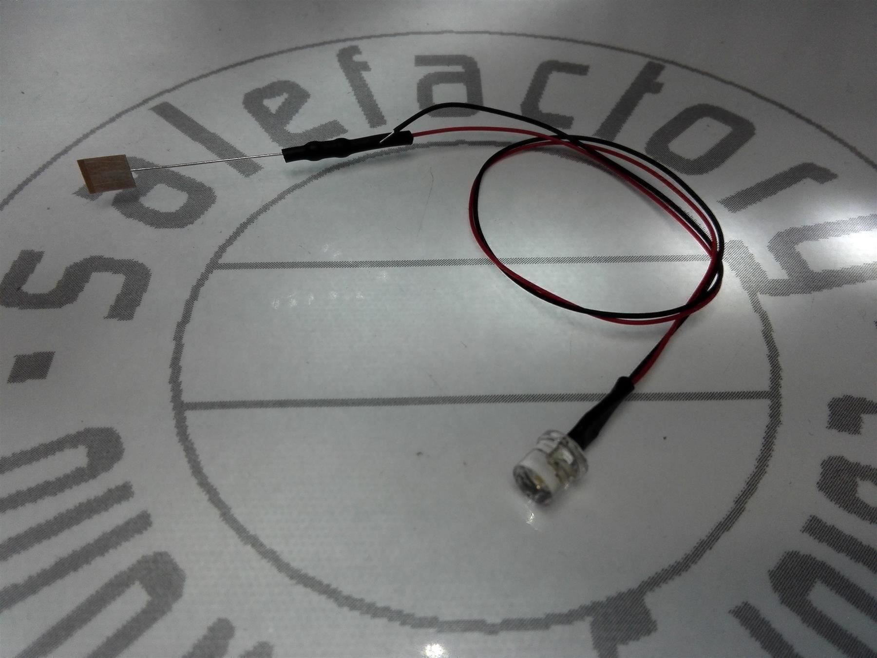 Componenti elettronici: Flachkopf-LED 5mm verkabelt 12V DC, cool – Nuovo (secondo la descrizione) da Luzern venduto da Salefactory