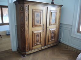 Schrank mit Intarsien echt. Sehr gut gebaut, stabil