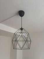 Schwarze Pendelleuchte im geometrischen Design